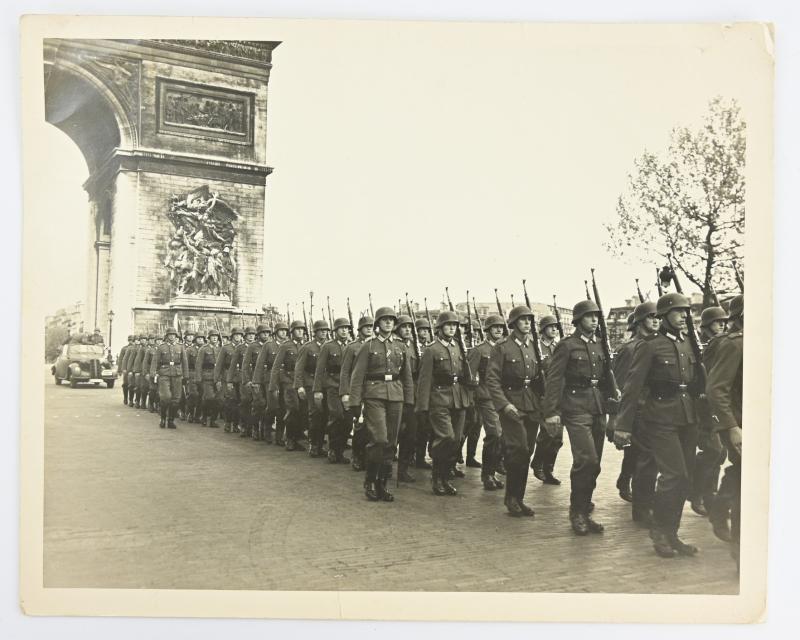 German WH Press Photo 'Paris Parade'