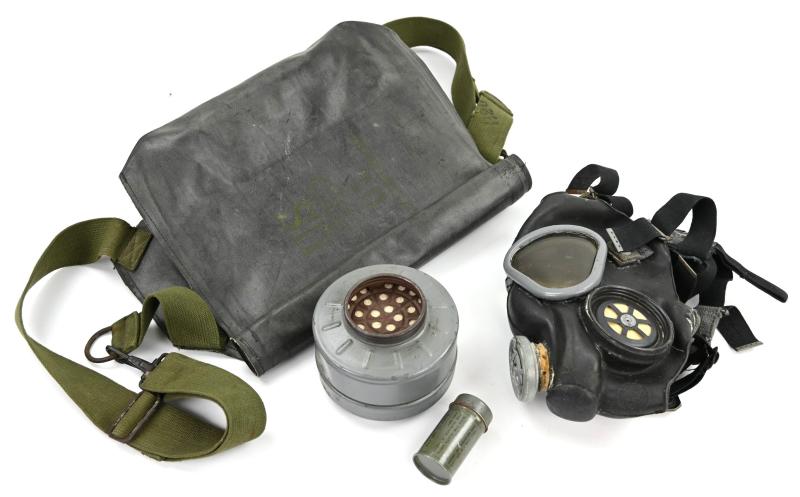 US WW2 M5 Gasmask with M7 Assault Carrying Pouch