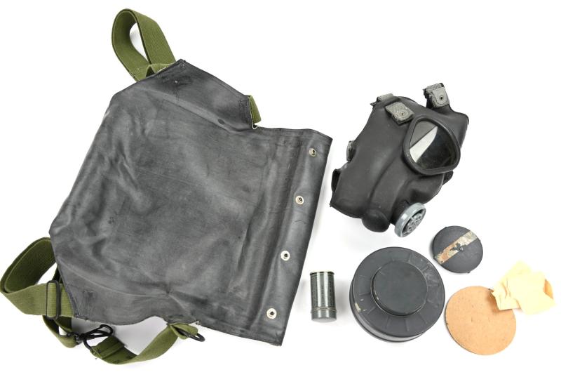 US WW2 M5 Gasmask with M7 Assault Carrying Pouch