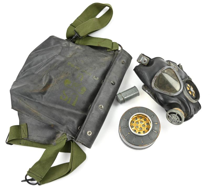 US WW2 M5 Gasmask with M7 Assault Carrying Pouch