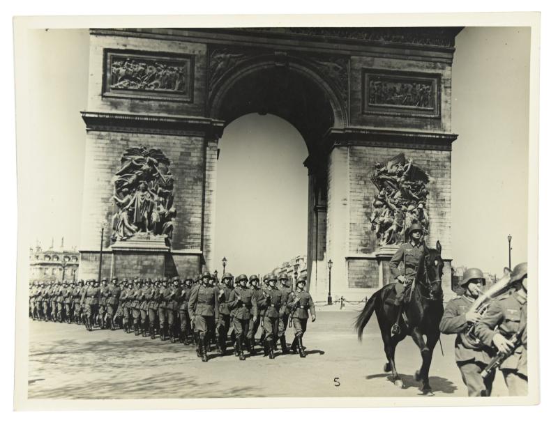 German WH Press Photo 'Paris Parade'