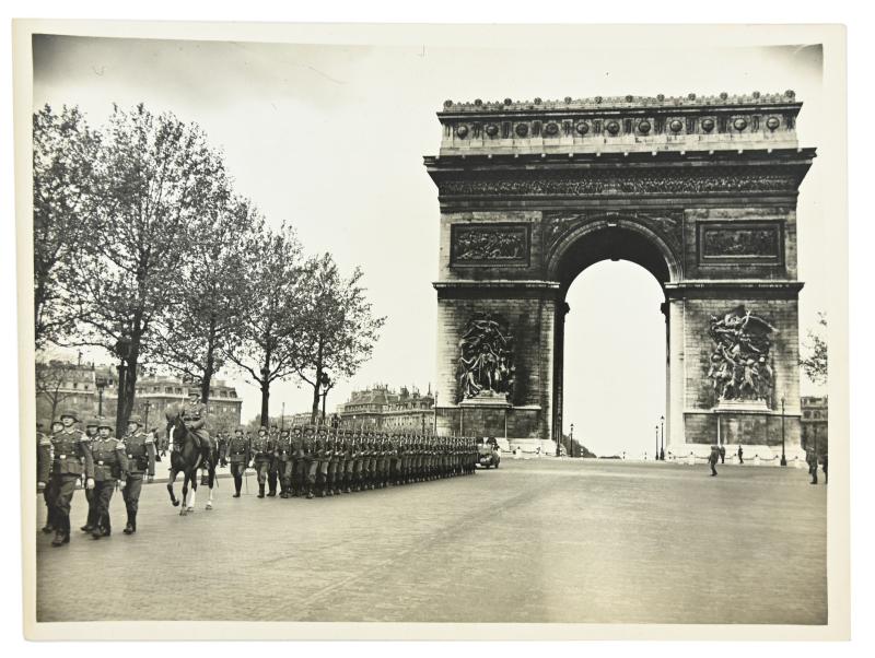 German WH Press Photo 'Paris Parade'