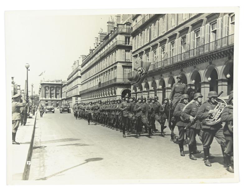 German WH Press Photo 'Paris Parade'