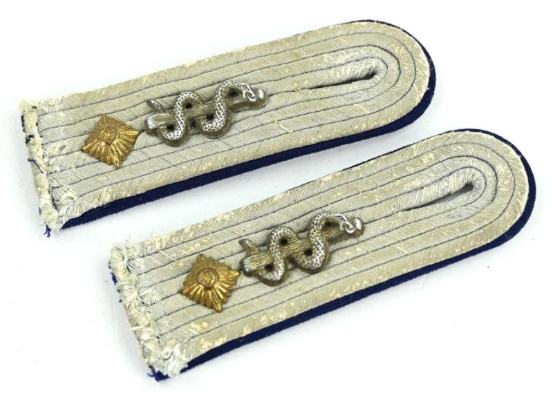 German WH Medical Shoulderboard Set