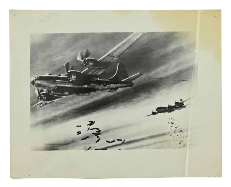 USAAF WW2 Press Photo 'Dropping bombs'