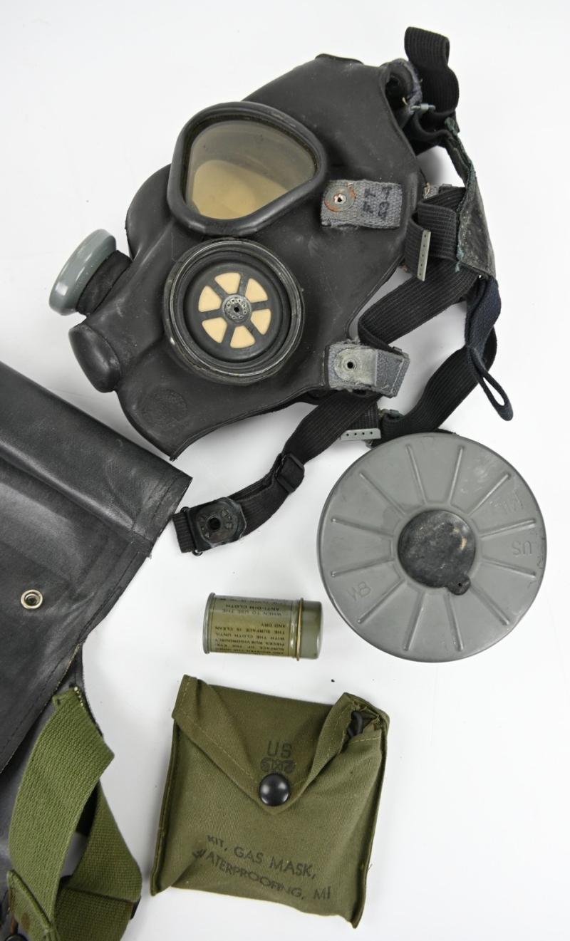 US WW2 M5 Gasmask with M7 Assault Carrying Pouch