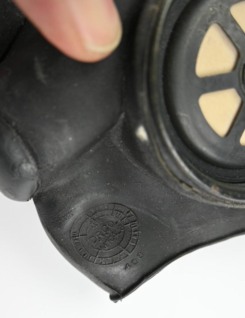 US WW2 M5 Gasmask with M7 Assault Carrying Pouch