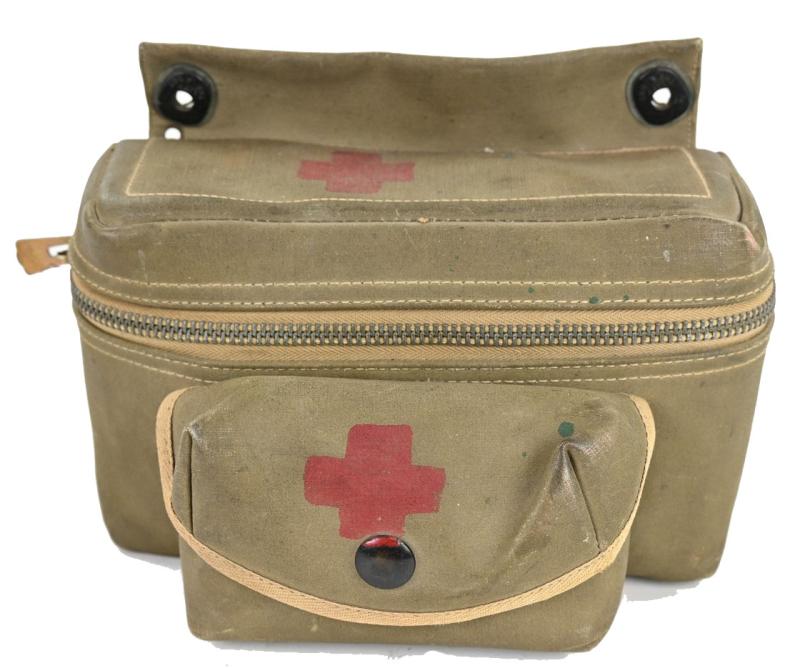 US WW2 Medical Department First Aid Pouch with Red Cross marking