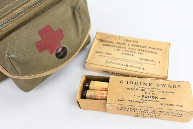 US WW2 Medical Department First Aid Pouch with Red Cross marking