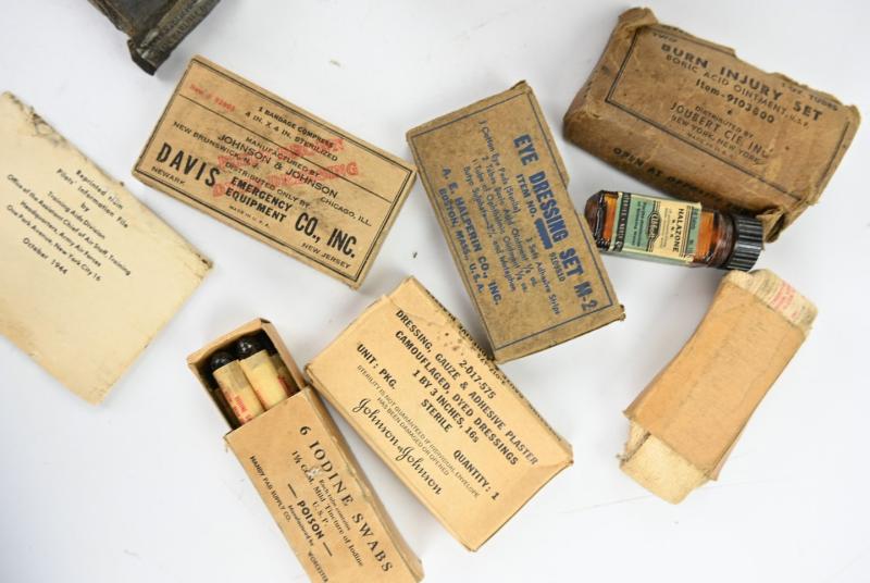 US WW2 Medical Department First Aid Pouch with Red Cross marking