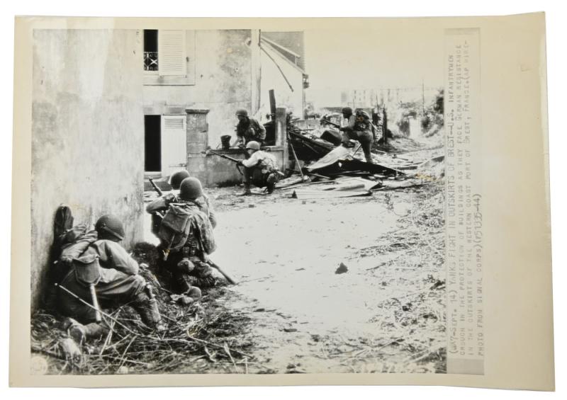 US WW2 Radiophoto 'Yanks fighting in Brest'