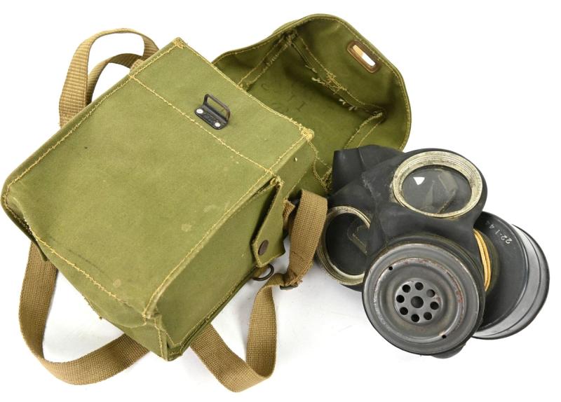 British WW2 Leightweight Gasmask in Carrying Bag