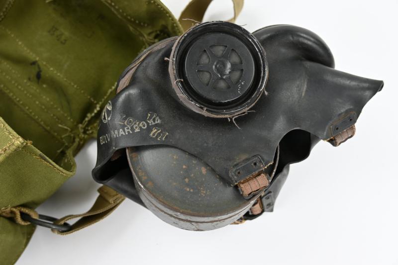 British WW2 Leightweight Gasmask in Carrying Bag