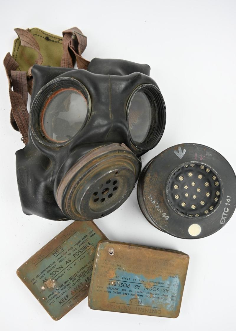 British WW2 Leightweight Gasmask in Carrying Bag