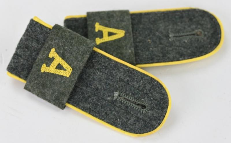 German WH M44 Shoulderboards Signal-Abwehr